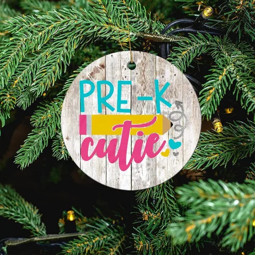 Vista 4 de Adorno redondo de cerámica para prekínder de preescolar y regreso a clases, primer día de pre-K, letrero de adorno para árbol de Navidad, decoración
