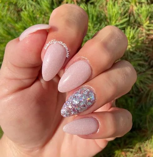 Vista 2 de Queen Elizabeth II - Polvo acrílico en polvo, diseños de arte de uñas, manicura o pedicura, para uso doméstico o salón. Sistema de polvo