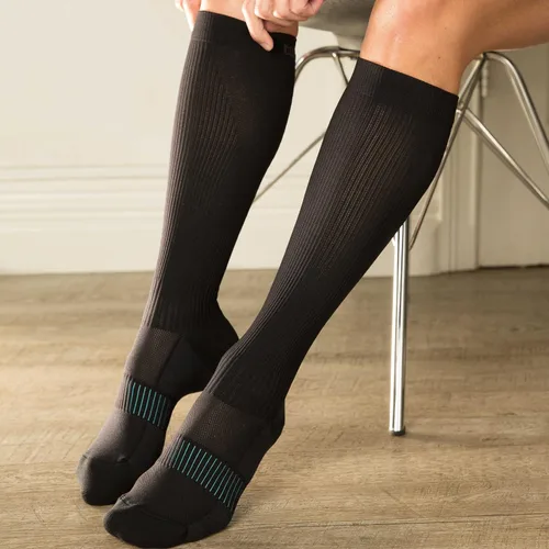 Vista 4 de Copper Fit Calcetines de compresión con infusión de mentol hielo para mujer, color negro, talla LXL de EE. UU