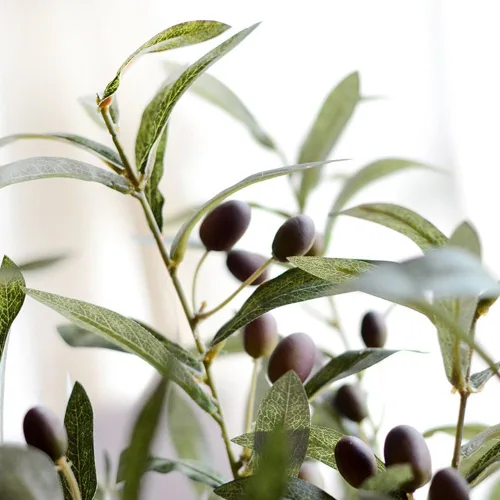 Vista 5 de Htmeing Ramas de olivo artificiales de 28 pulgadas, plantas de acebo falsas, hojas verdes, frutas para decoración del hogar y la oficina (4 unidades)