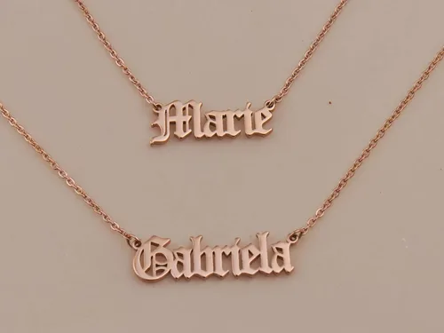 Vista 2 de HUAN XUN Collar personalizado con dije de letra inglesa antigua para ella