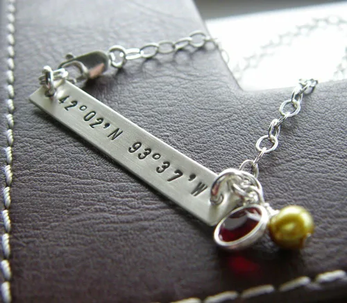 Vista 2 de Longitude Latitude - Pulsera de barra de plata – Coordenadas GPS personalizadas – Plata de ley estampada a mano – Incluye piedra natal y perla