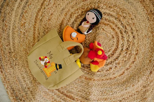 Vista 8 de Genius Baby Toys Mi primer juguete de Acción de Gracias con pavo de peluche, oso de peluche, pastel de calabaza, niña indígena nativa americana