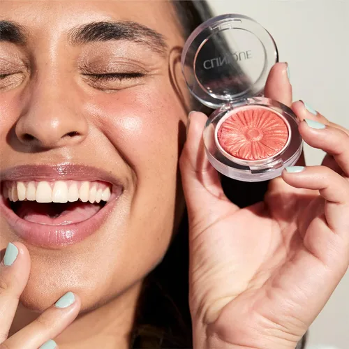 Vista 4 de Clinique Cheek Pop Blush Long Lasting, Buildable + Vibrant, Yet Natural-Looking Color 17 Pop de miel negra
