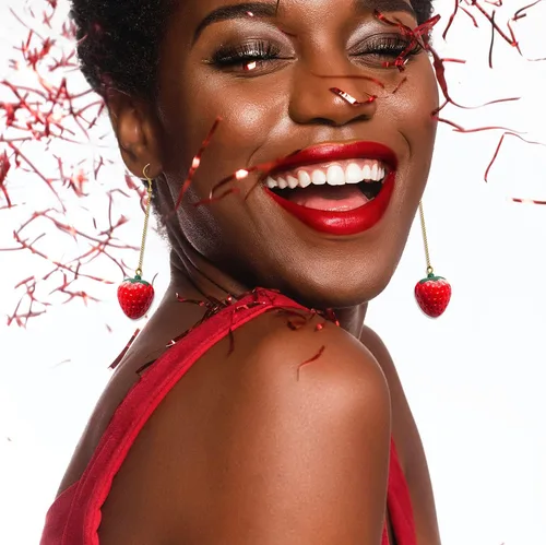 Vista 4 de Aretes colgantes de fresa para mujeres y niñas, aretes colgantes de fresa roja, aretes de fresa de imitación, aretes de gota de fruta acrílica 3D