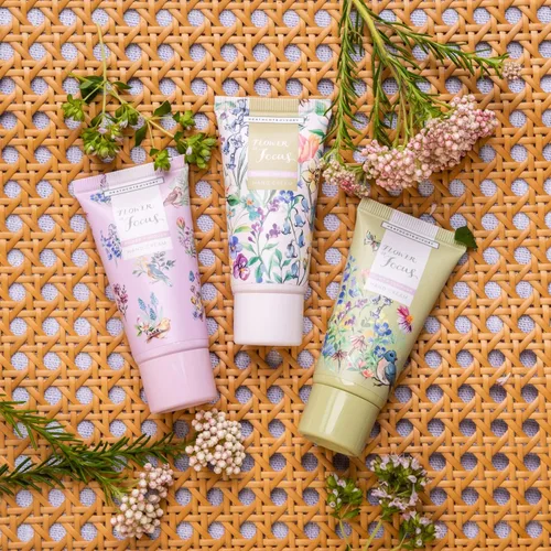 Vista 3 de Heathcote & Ivory Lavender Fields Colección de Crema de Manos, 3 x 1.0 fl oz Crema de Manos