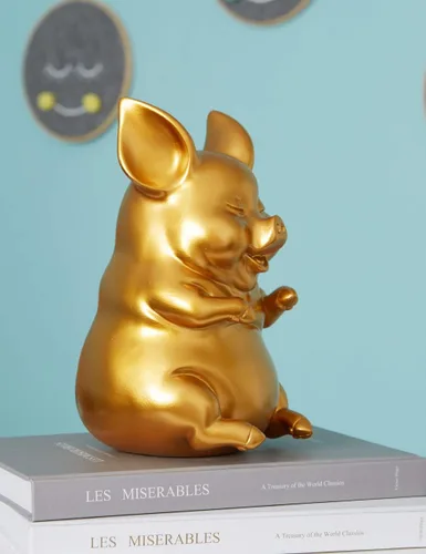 Vista 3 de HAUCOZE Alcancía para monedas, estatua de cerdo, escultura moderna, decoración del hogar, dormitorio, arte, regalo, poliresina, oro, 8.3 pulgadas