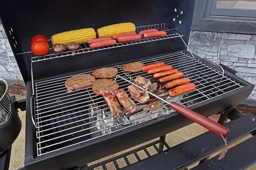 Vista 5 de Aleta de comida de 15 pulgadas, gancho giratorio de carne de acero inoxidable con mango de madera para asar y ahumar 1 paquete diestro