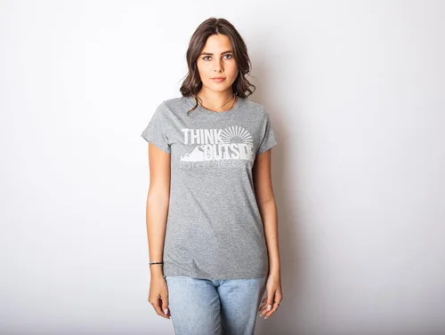 Vista 2 de Camiseta divertida para mujer, con texto en inglés "Think Outside No Box Necessary