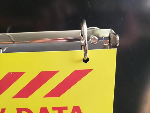 Vista 4 de 3 anillos magnéticos SDS para colgar para una visualización visible de hojas de datos de seguridad. Anillo D de 1 pulgada con hoja de cubierta SDS.