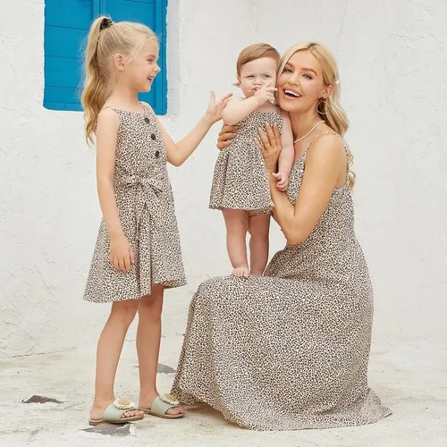 Vista 7 de Mommy and Me - Conjunto de trajes a juego de verano casual lindo estampado floral de leopardo acampanado vestido de playa con bolsillos