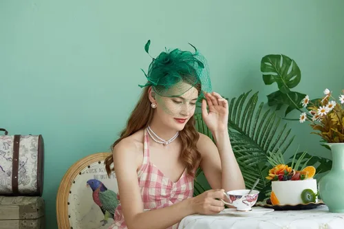 Vista 5 de Sombreros inspirados en el estilo de los años 20 y 50, sombrero pastillero, sombrero de cóctel, fiesta de té, sombrero con velo para niñas y mujeres