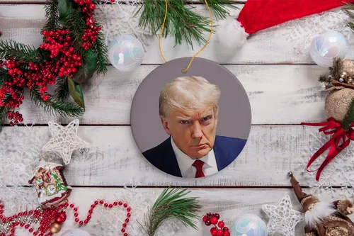 Vista 4 de Donald Trump Mugshot Mean Muggin Ornamento, divertida decoración navideña