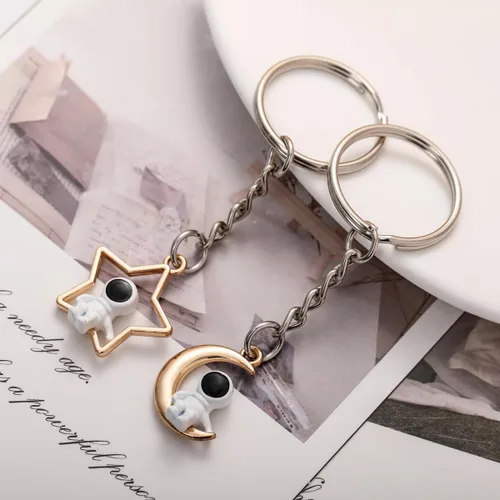 Vista 5 de Llavero de diseño creativo de astronauta de estrella lunar para mujeres y hombres, regalo lindo llavero para llaves de coche