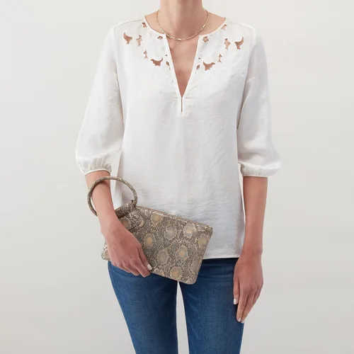 Vista 2 de HOBO Sable - Bolsa de muñeca para mujer, construcción de cuero pulido con correa de muñeca circular, bolsa práctica y compacta