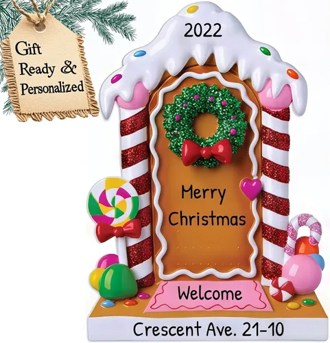 Vista 4 de Adorno 3D personalizado para la primera Navidad en el nuevo hogar 2025 Corona de casa de jengibre nuestro primer adorno para el hogar 2025 adornos