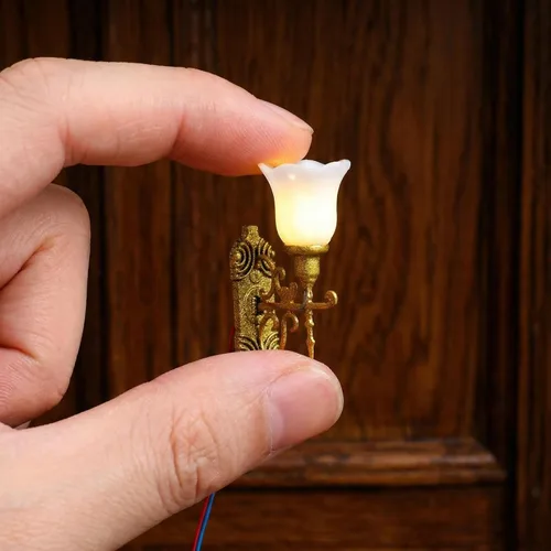 Vista 7 de Yardwe 4 luces LED de pared en miniatura, mini apliques a escala 1:87, lámparas de micro paisaje amarillo cálido, luces de modelo ABS dorado