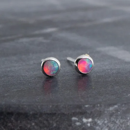 Vista 117 de Aretes pequeños de plata de ley para cartílago, tragus, hélix, múltiples piercings hipoalergénicos, piedra natal para mujer, juego de bisel