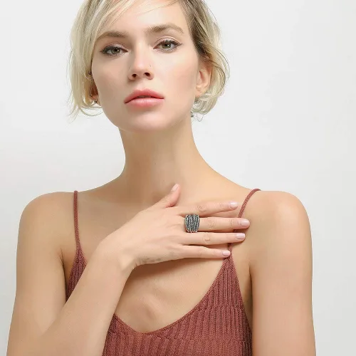 Vista 7 de Mytys Anillos llamativos para mujer con circonitas negras, diseño ondulado, anillo de banda ancha vintage
