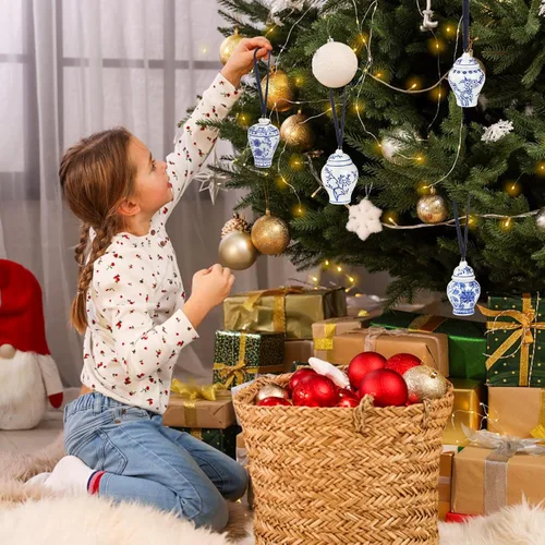 Vista 5 de Goaste Paquete de 4 mini adornos de tarro de jengibre, colgante colgante de Navidad, adornos colgantes de cerámica chinoiserie, decoración de árbol