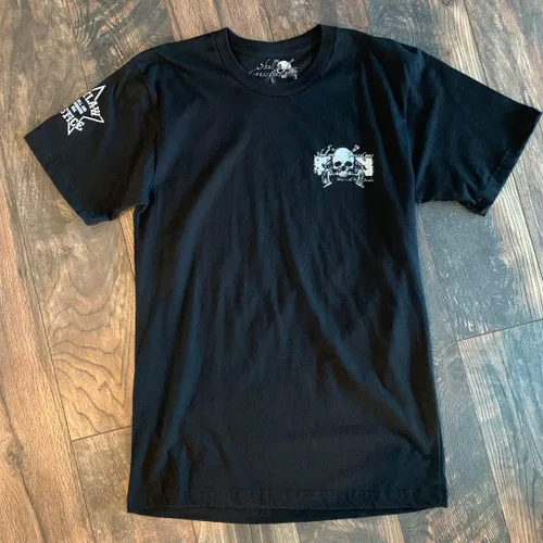 Vista 6 de Outlaw Justice with Skull and Pistols - Camiseta para hombre