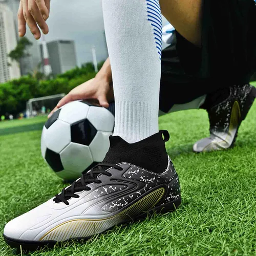 Vista 6 de MEBAMY Botines de fútbol para hombre, suela de goma, cómodos zapatos de fútbol para exteriores, botas de fútbol antideslizantes de cuero de velocidad