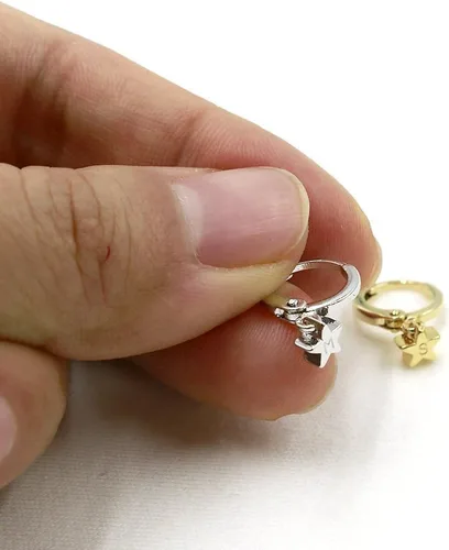 Vista 6 de Petite Boutique Aretes con iniciales de estrella pequeña, chapados en oro de 16 quilates, regalo personalizado, delicado estampado a mano, delicados