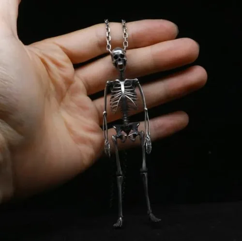 Vista 3 de Dije de esqueleto plateado de cuerpo completo, colgante de esqueleto humano espeluznante, collar con colgante de esqueleto de Halloween, regalo