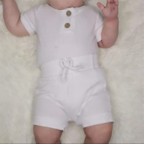 Vista 2 de Derouetkia Conjunto de ropa de verano para recién nacido, para bebé, niño, niña, color sólido, conjunto de mameluco acanalado y pantalones cortos