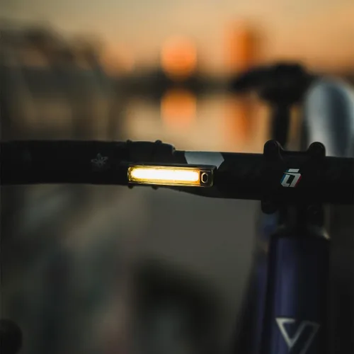 Vista 6 de Knog Plus - Luz delantera para bicicleta, luz LED COB para bicicleta, soportes para faros delanteros en manillares, horquillas delanteras, casco
