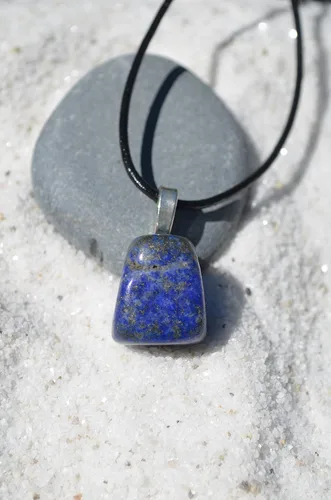 Vista 7 de Collar de cordón de cuero con piedra de lapislázuli, Piedra de lapislázuli caído, lapislázuli