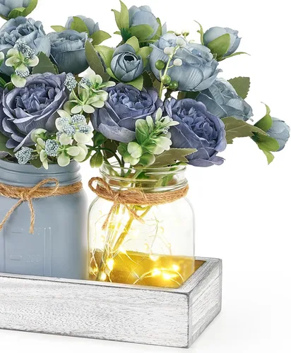 Vista 6 de Mkono Luces de Frasco Mason Centro de Mesa Decoración de Mesa para Comedor Bandeja de Madera Estilo Granja con 3 Frascos Flores Piezas Centrales