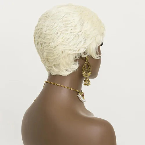 Vista 9 de Pelucas rubias 613 de corte Pixie para mujeres negras, cabello sintético rubio rizado en capas con flequillo, pelucas de corte corto para mujeres