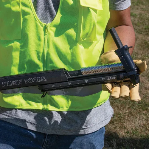 Vista 6 de Klein Tools STP100 - Arrancador de grapas resistente para aplicaciones de utilidad, tiene capacidad para 35-40 grapas, uso con grapas Klein Tools