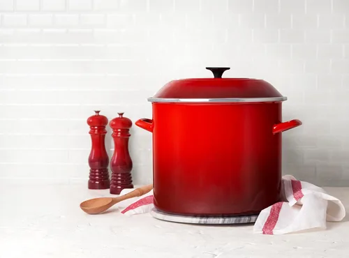 Vista 2 de Le Creuset - Olla esmaltada en acero, 16 cuartos de galón, Cerise