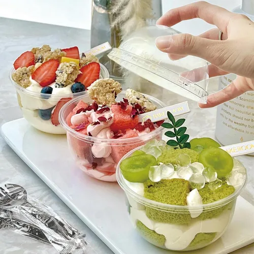 Vista 2 de Hiasobre Paquete de 50 vasos de plástico con tapas de cúpula y cucharas, tazas de postre transparentes de 8 onzas sin tapas de agujero, mini tazas