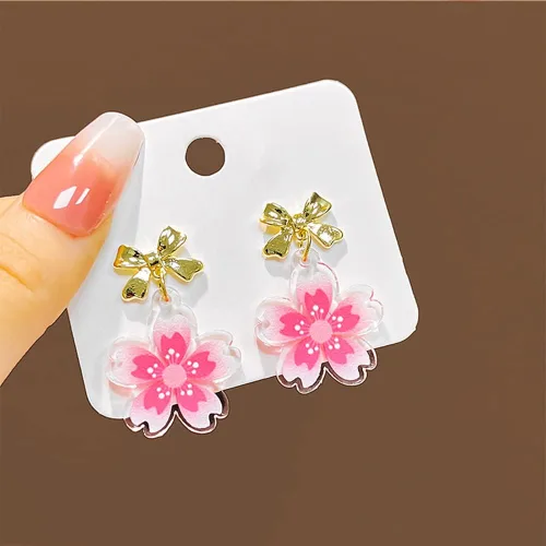 Vista 3 de Aretes colgantes ligeros con nudo de lazo rosa con flor de Sakura para mujeres, adolescentes y niñas, delicados aretes de mariposa chapados en oro