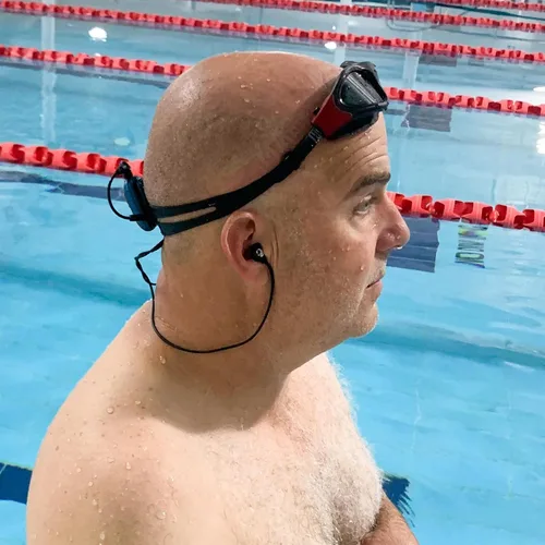 Vista 3 de Swimbuds audífonos y reproductor de MP3 STRYN de 8 GB impermeable con función aleatoria