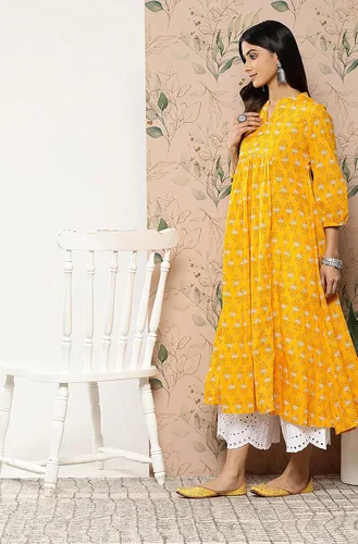 Vista 4 de Janasya Kurta acampanada con estampado botánico de algodón mostaza indio para mujer