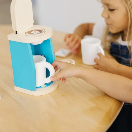 Vista 7 de Melissa & Doug Juego de cafetera de madera para preparar y servir de 11 piezas, accesorios de cocina, accesorios de cocina para niños, juego