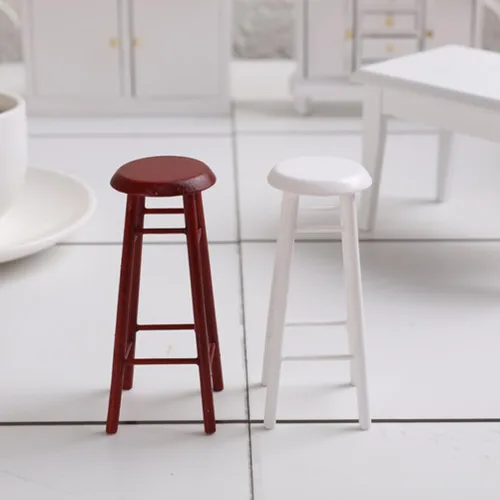 Vista 4 de Juego de 2 taburetes altos en miniatura, accesorios de muebles para casa de muñecas, taburetes de bar de plástico marrón para decoración de mini