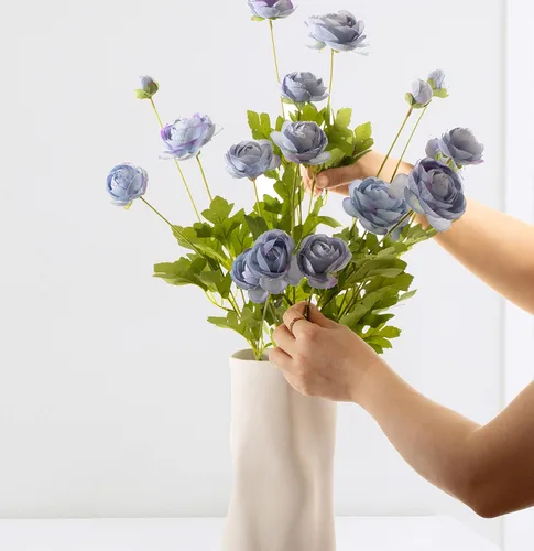 Vista 3 de Flores artificiales de seda, ranúnculo, flores falsas, 5 unidades, adecuadas para decoración de núcleos, creación floral de boda, arreglo floral Azul