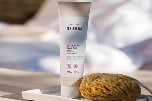 Vista 5 de Fer à Cheval Gel de baño suave, certificado COSMOS NAT, 8.5 fl oz El gel de baño suave de 8.5 fl oz crea una espuma suave para limpiar y dejar