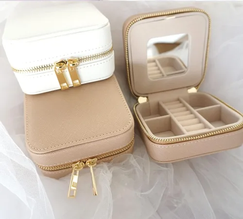 Vista 5 de Precioso joyero de viaje de cuero con espejo estuche de joyería impermeable para mujeres organizador de joyas almacenamiento para aretes anillos