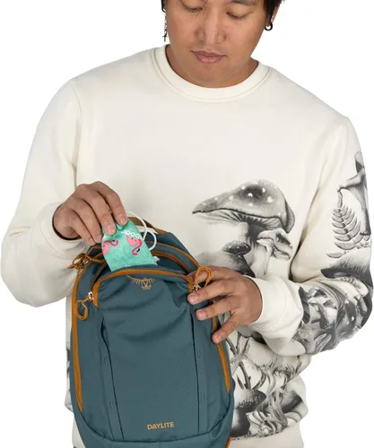 Vista 9 de Osprey Daylite - Mochila bandolera compacta para llevar a diario, festivales y viajes ligeros