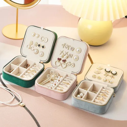 Vista 4 de EXUBERTREE Caja de almacenamiento de joyería de viaje de terciopelo de felpa, organizador de joyas de viaje para aretes y anillos, organizador