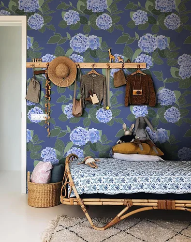 Vista 2 de Papel tapiz floral despegar y pegar autoadhesivo de hortensias, papel de pared estilo campo francés color crema, papel tapiz adhesivo