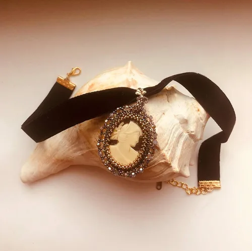 Vista 2 de EnchantedBeads Beadwoven Cameo Black Velvet Choker Necklace