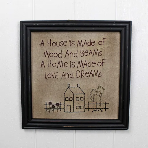 Vista 2 de CVHOMEDECO. Primitives Antique A house is made of wood and beams, A home is made of love and dreams, marco de costura montado en la pared, arte