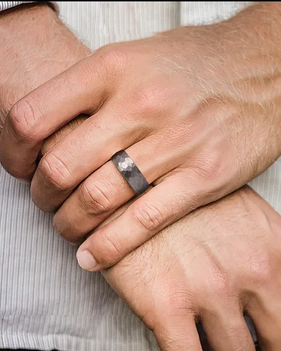 Vista 4 de Three Keys Jewelery - Anillos de tungsteno martillado para hombres y mujeres, 0.157pulgadas, 0.236pulgadas, 0.315pulgadas, negro cepillado, alianza